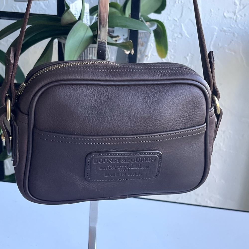 MINI VINTAGE DOONEY & BOURKE MINI COMPACT DARK BROWN SHOULDER BAG